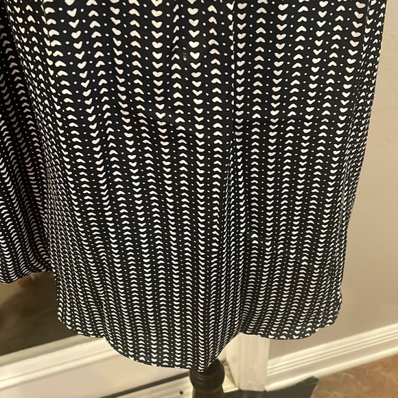 EUC Lauren Conrad Navy with white Hearts Blouse Size Medium - Picture 3 of 9